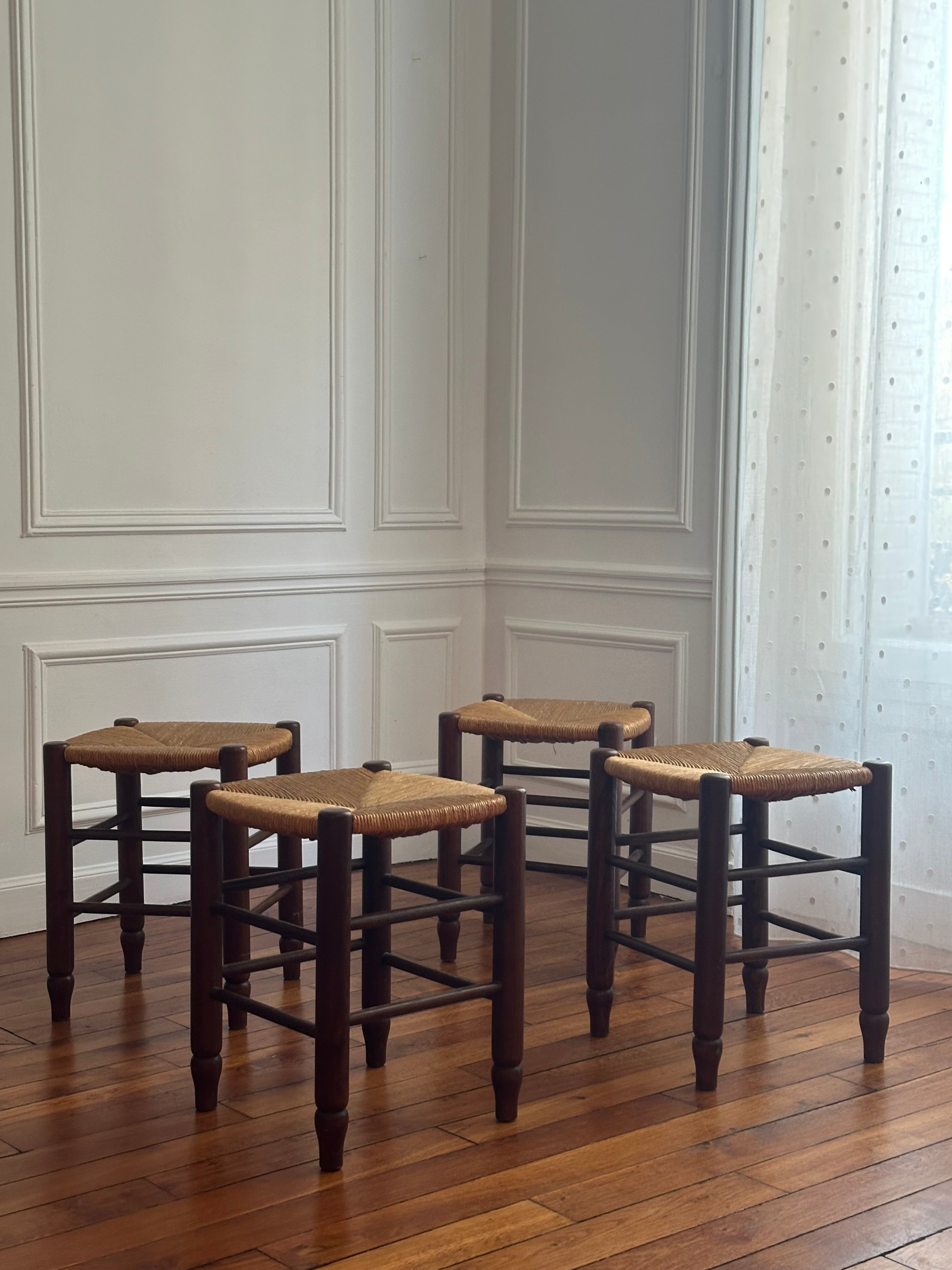 Série de 4 tabourets français en bois et paille tressée