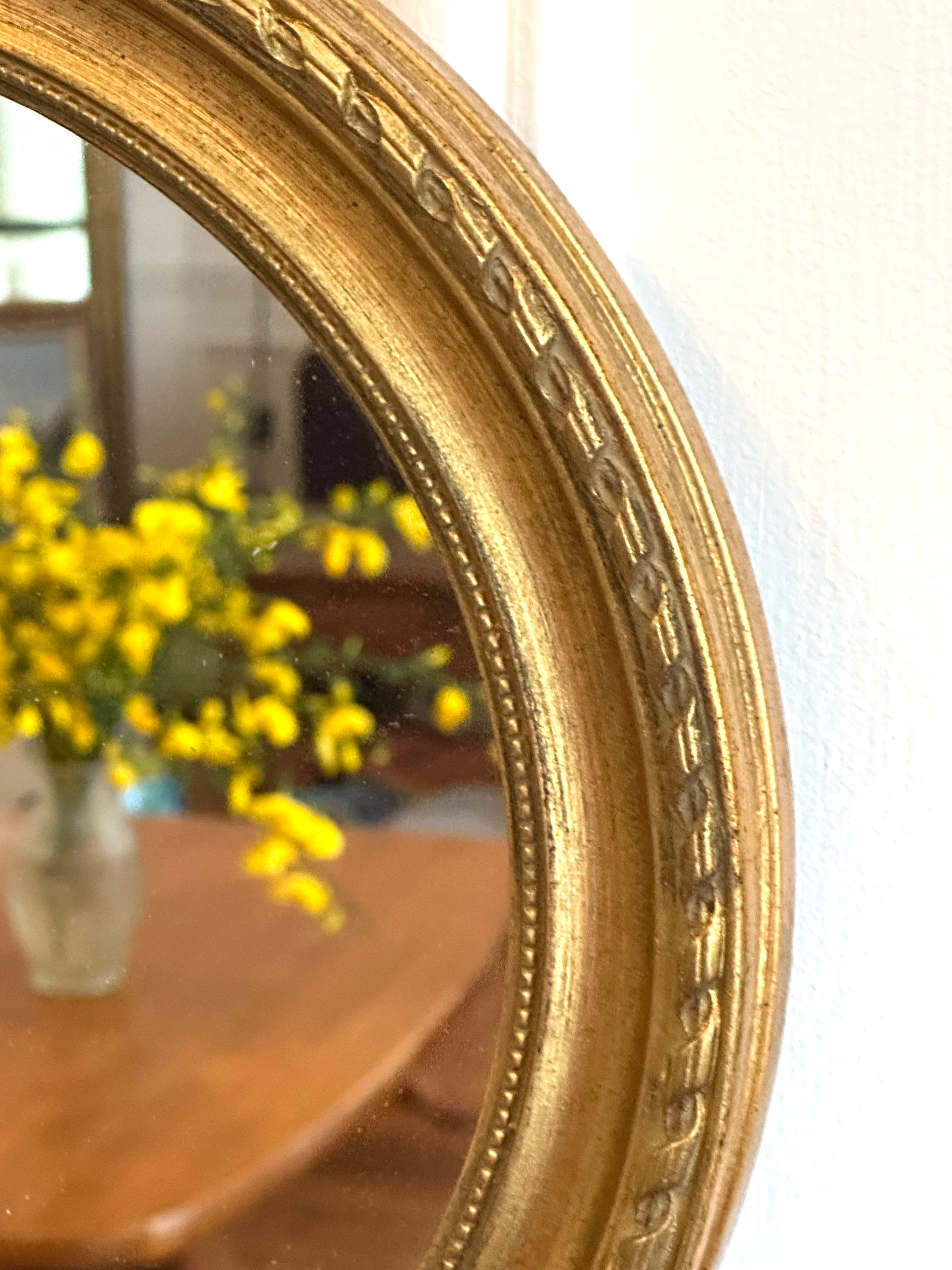 Miroir rond en bois sculpté