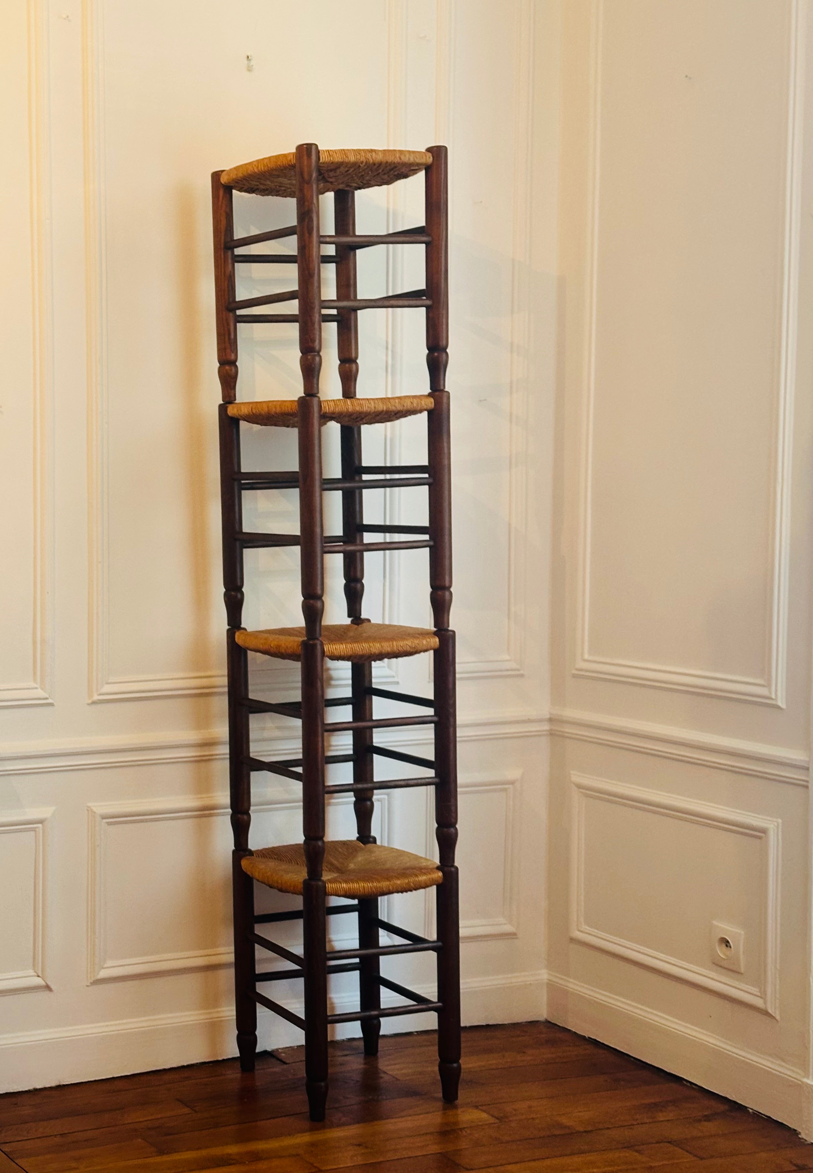 Série de 4 tabourets français en bois et paille tressée