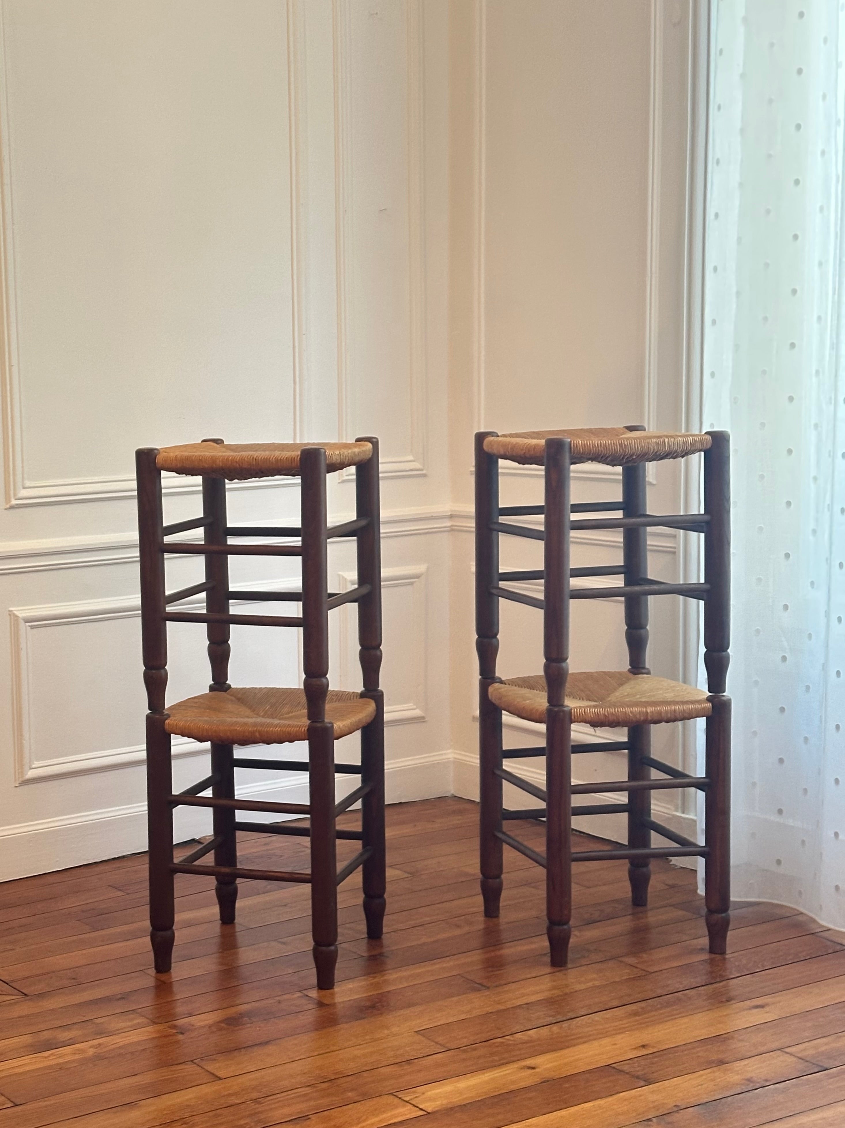 Série de 4 tabourets français en bois et paille tressée