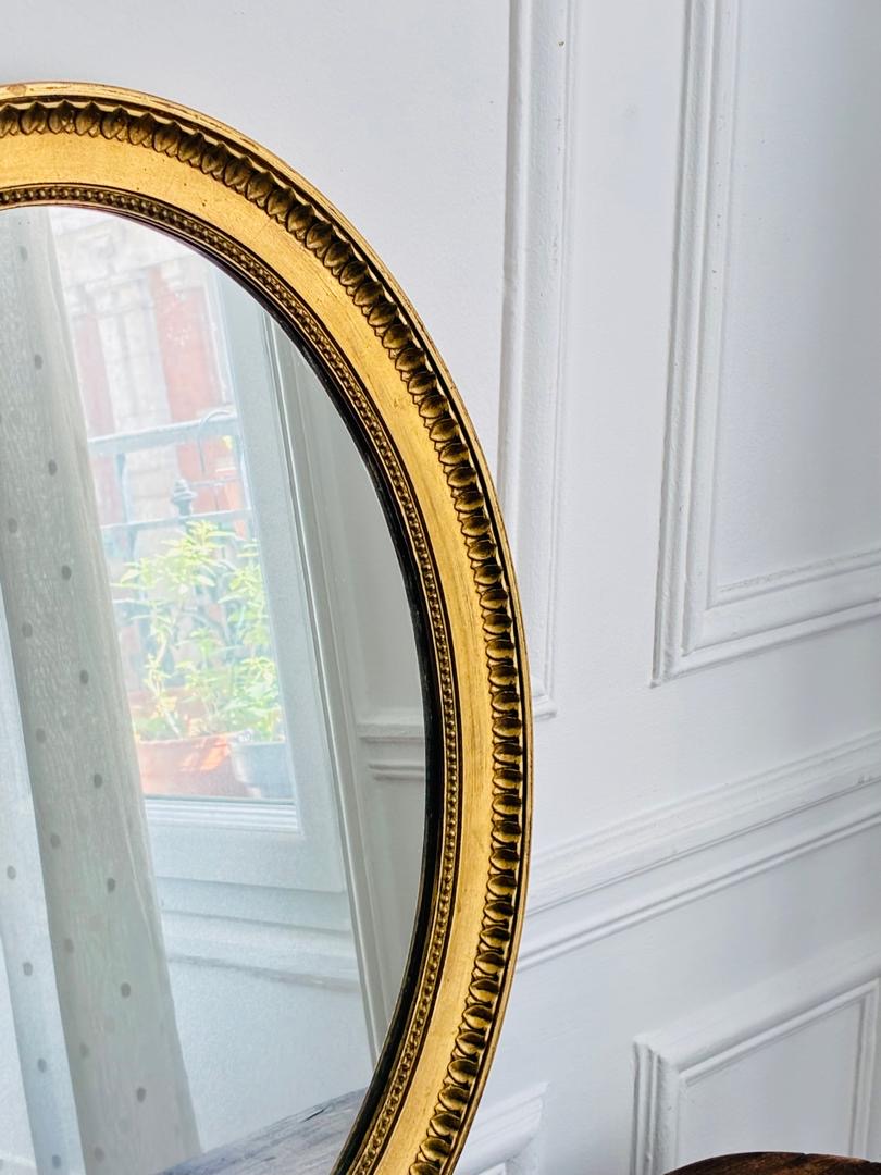 Miroir ovale sculpté