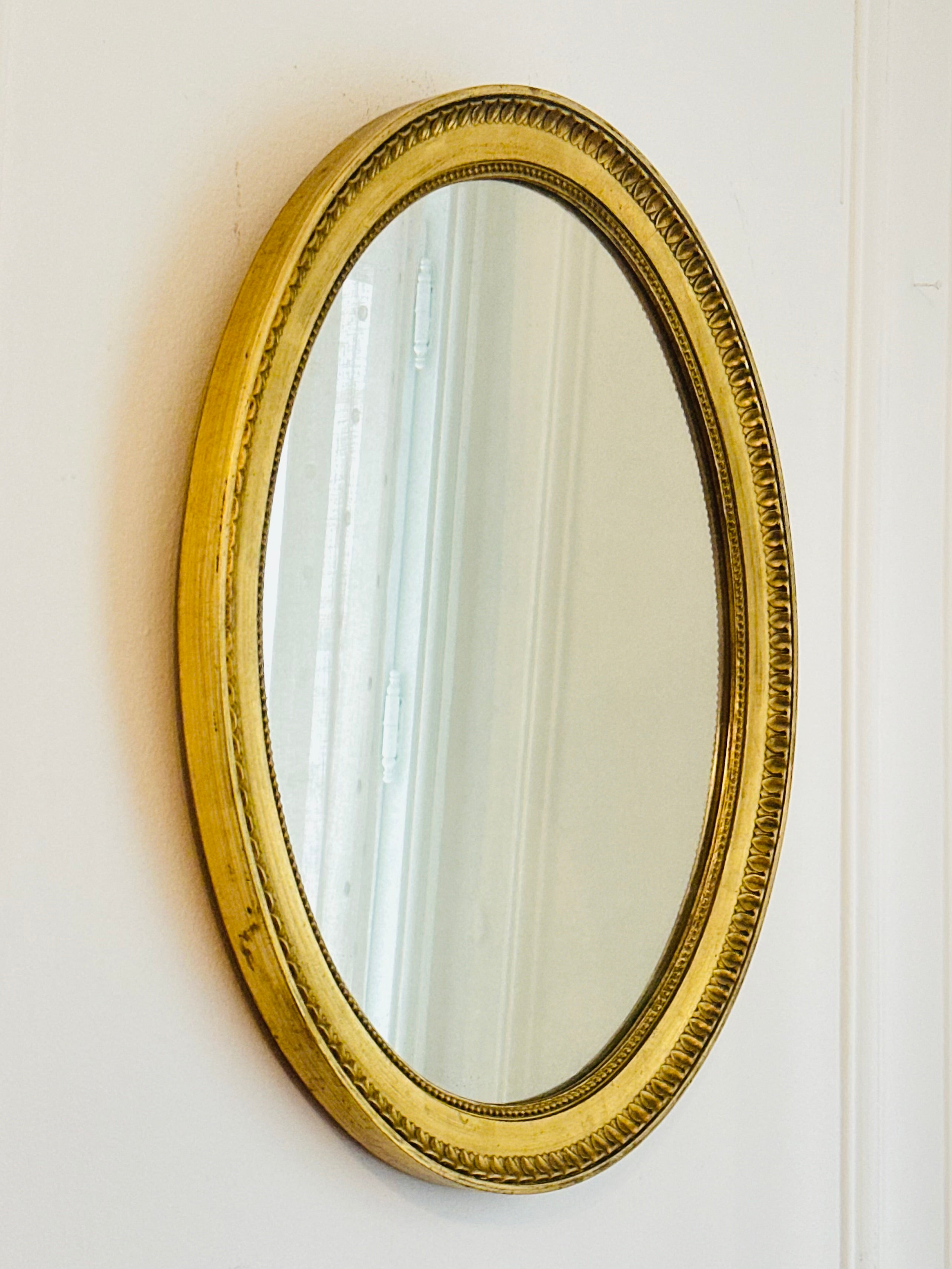 Miroir ovale sculpté