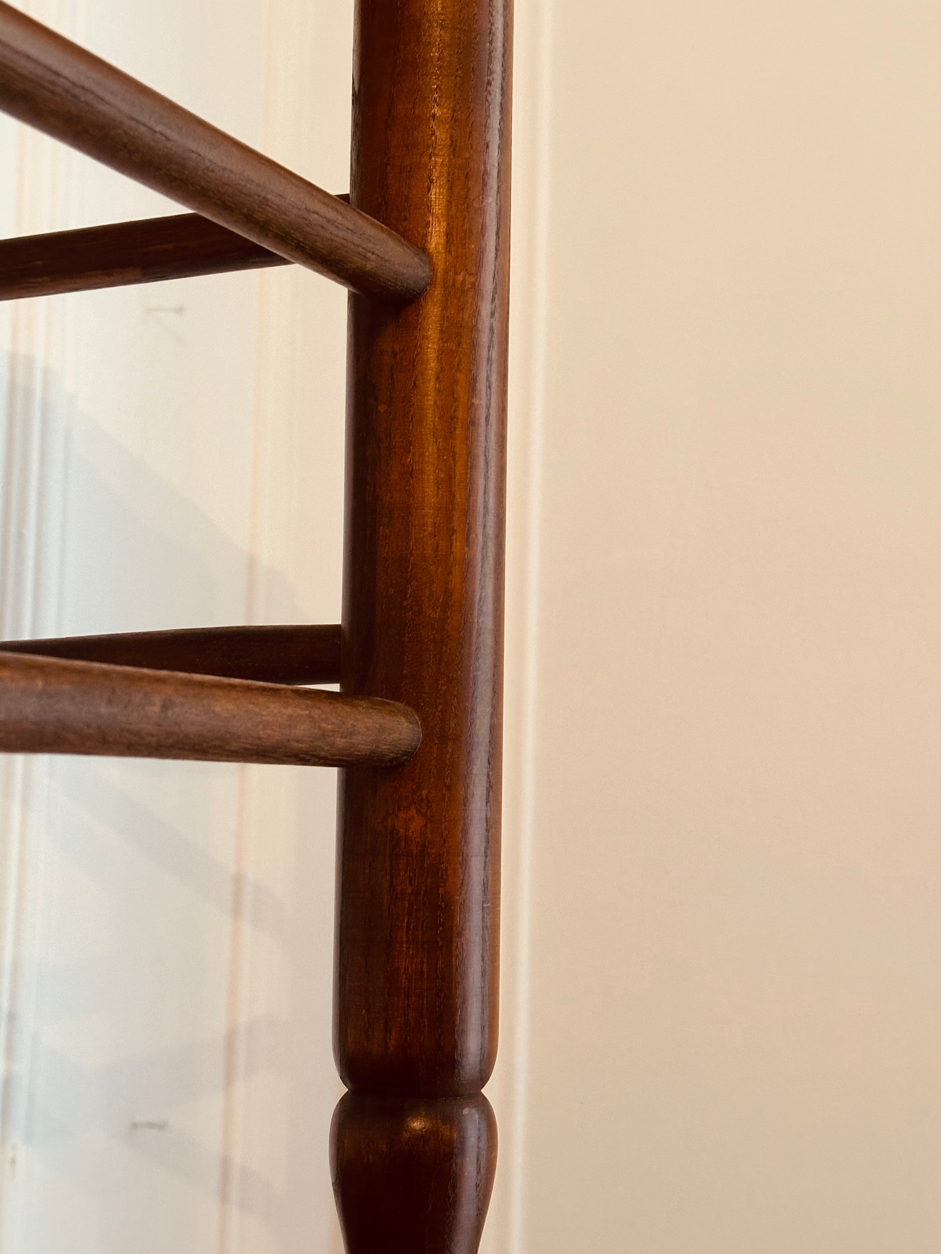 Série de 4 tabourets français en bois et paille tressée