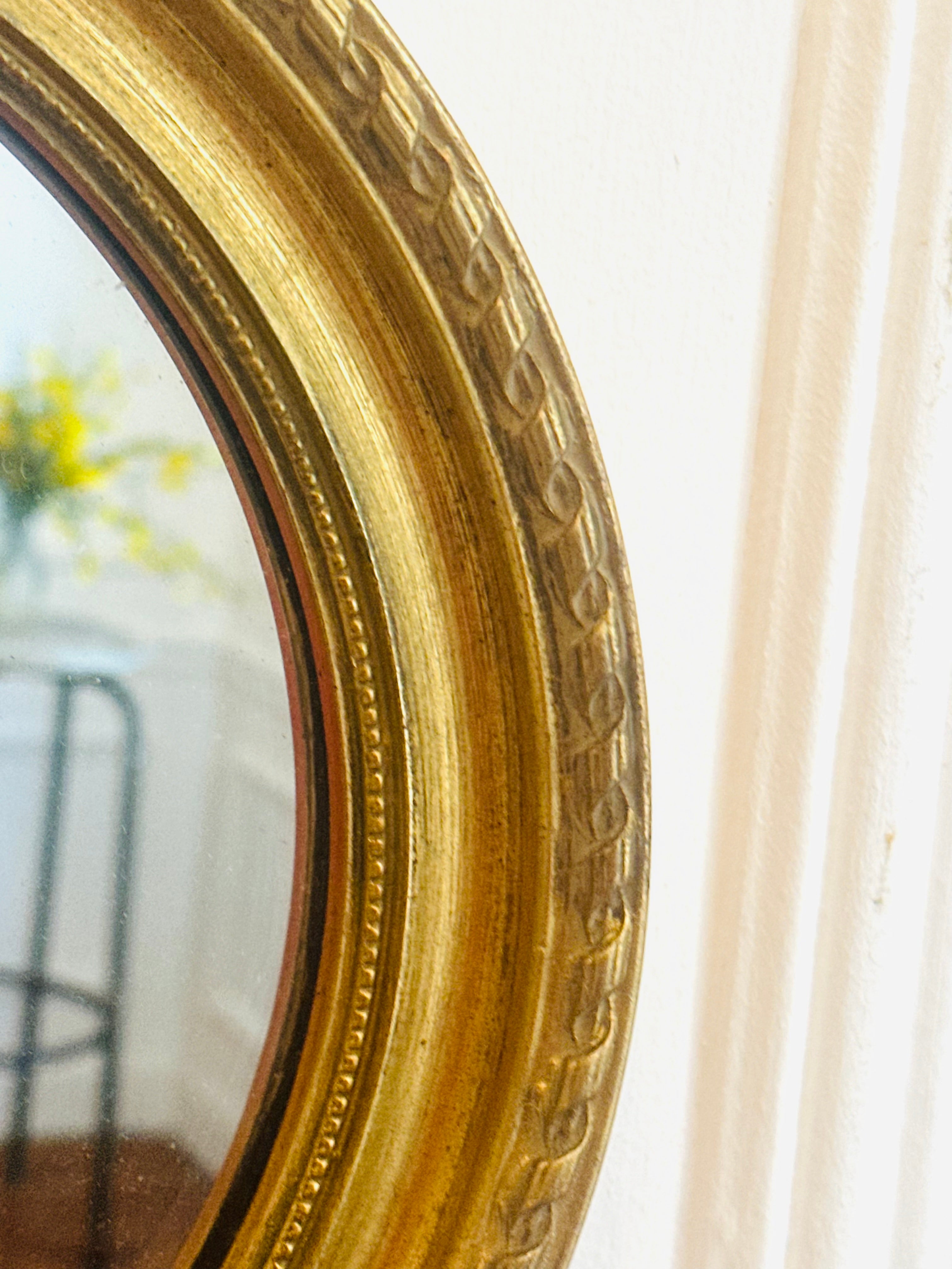 Miroir rond en bois sculpté