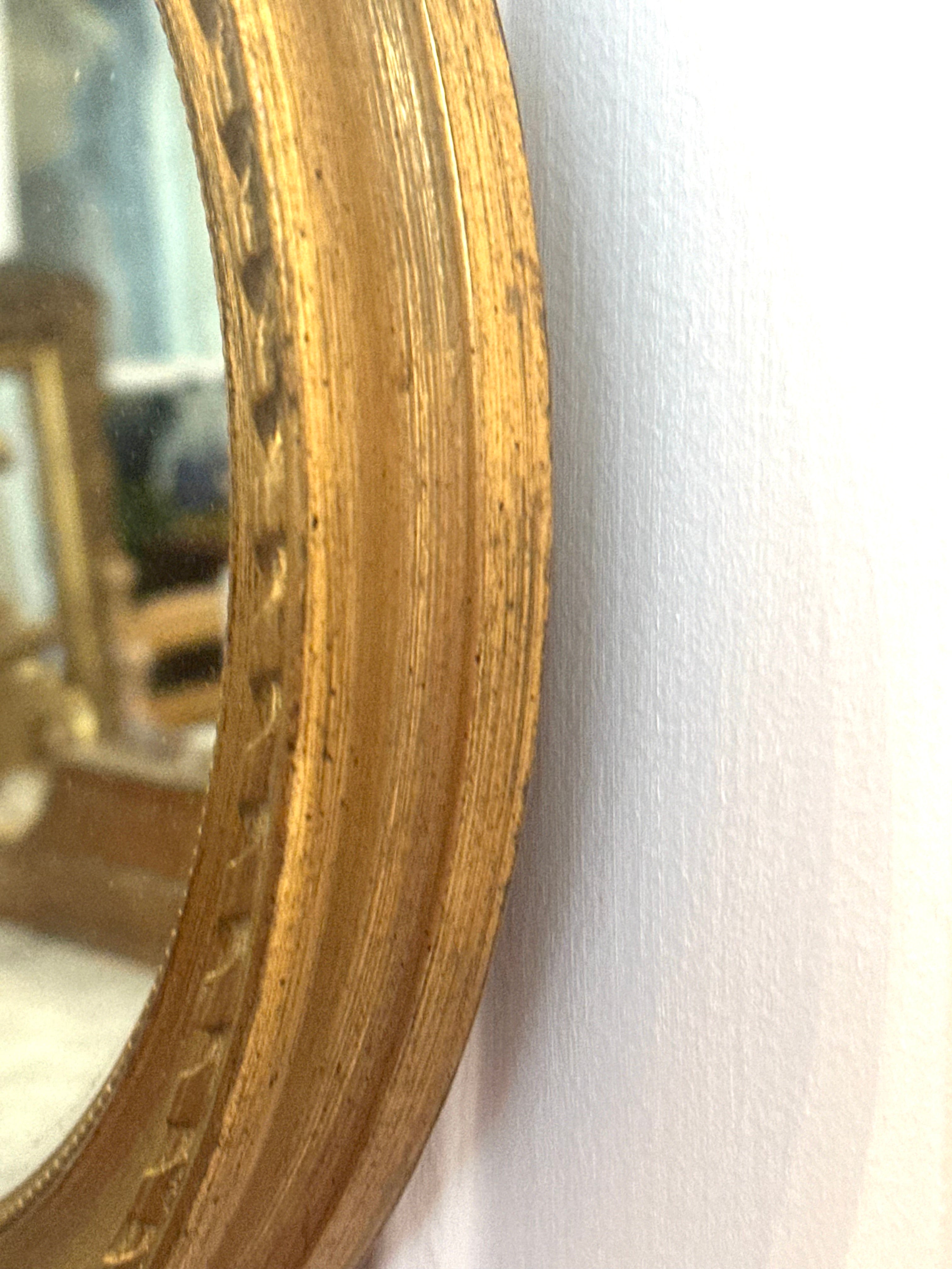 Miroir rond en bois sculpté