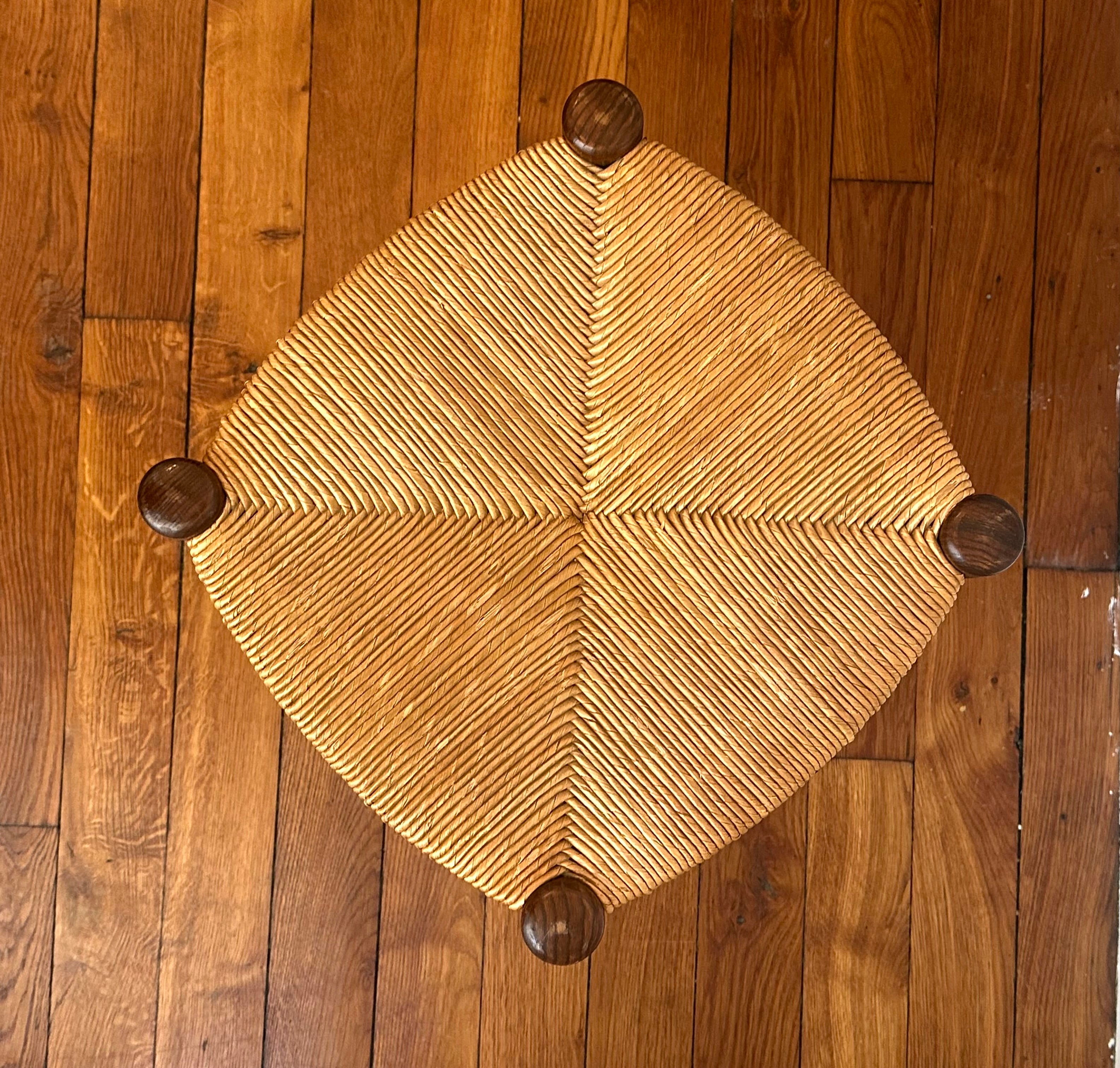 Série de 4 tabourets français en bois et paille tressée