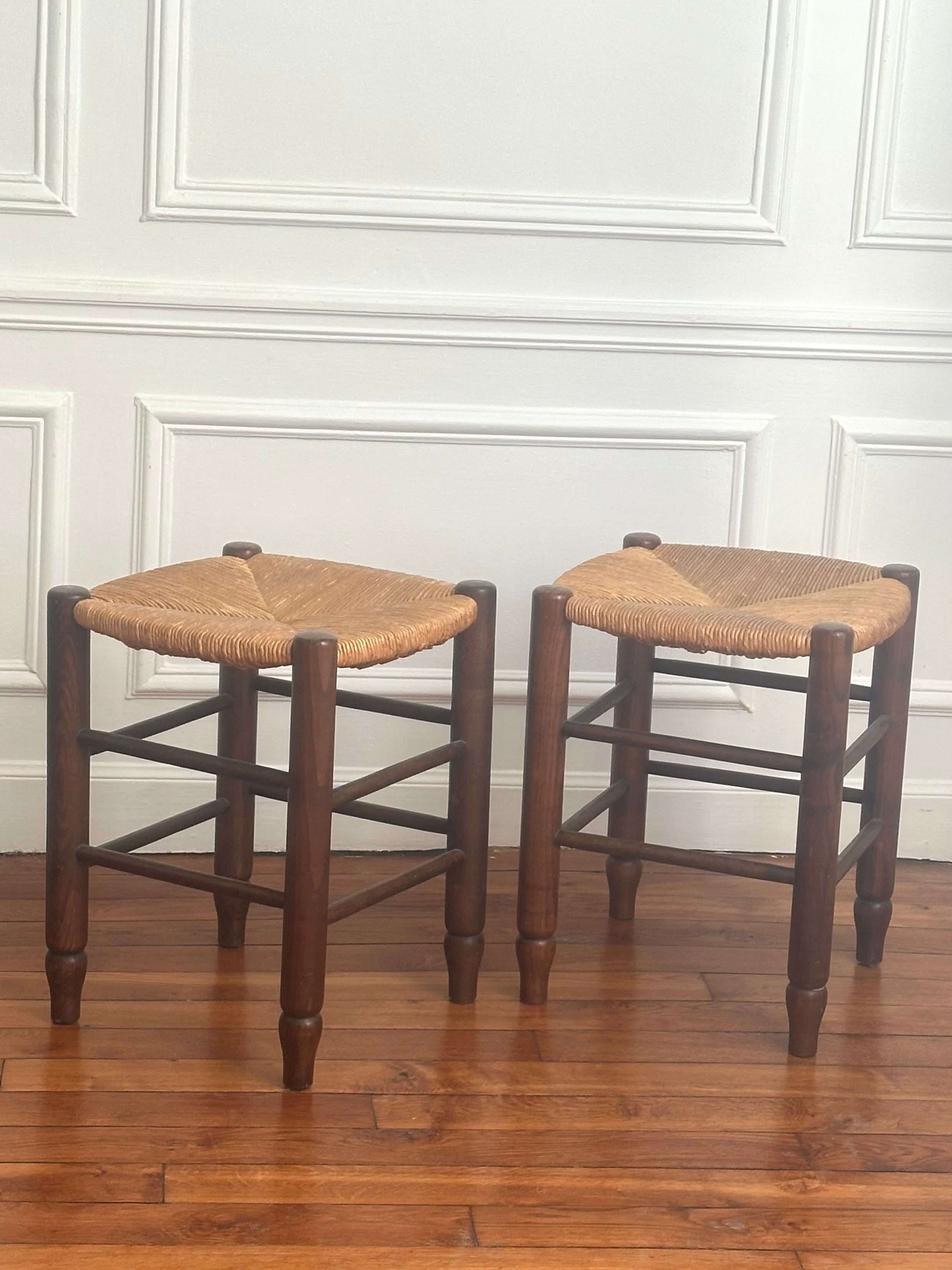 Paire de tabourets français en bois et paille tressée