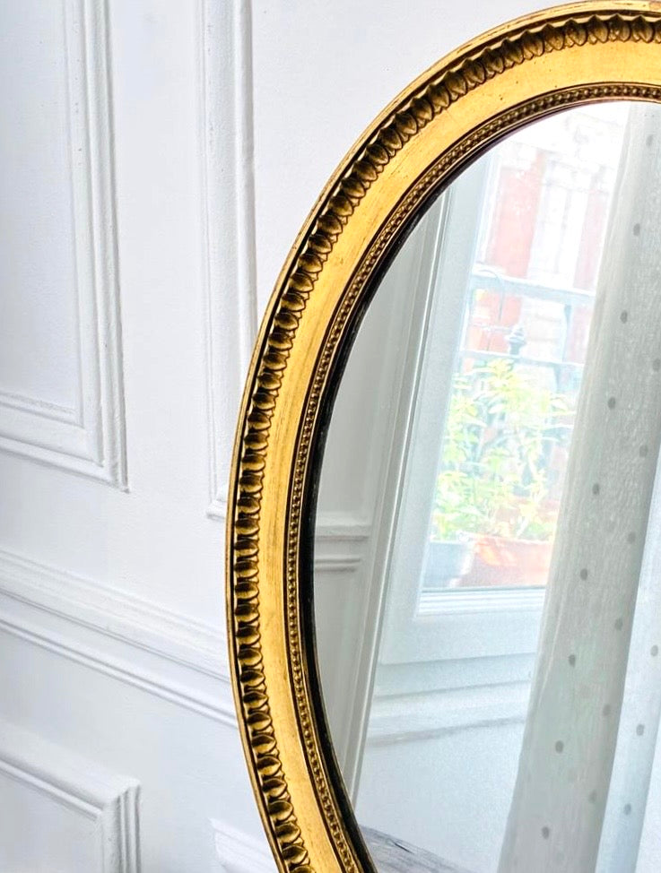 Miroir ovale sculpté