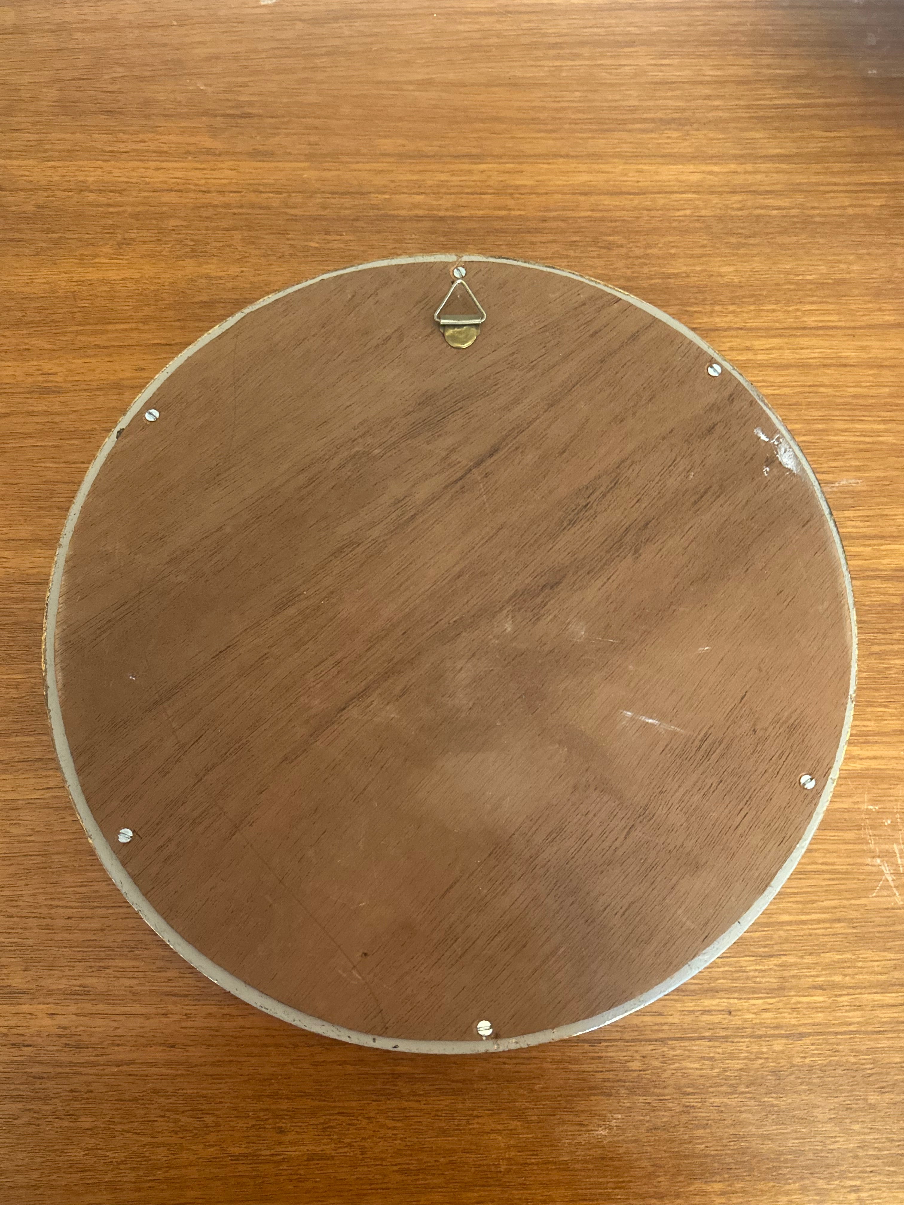 Miroir rond en bois sculpté