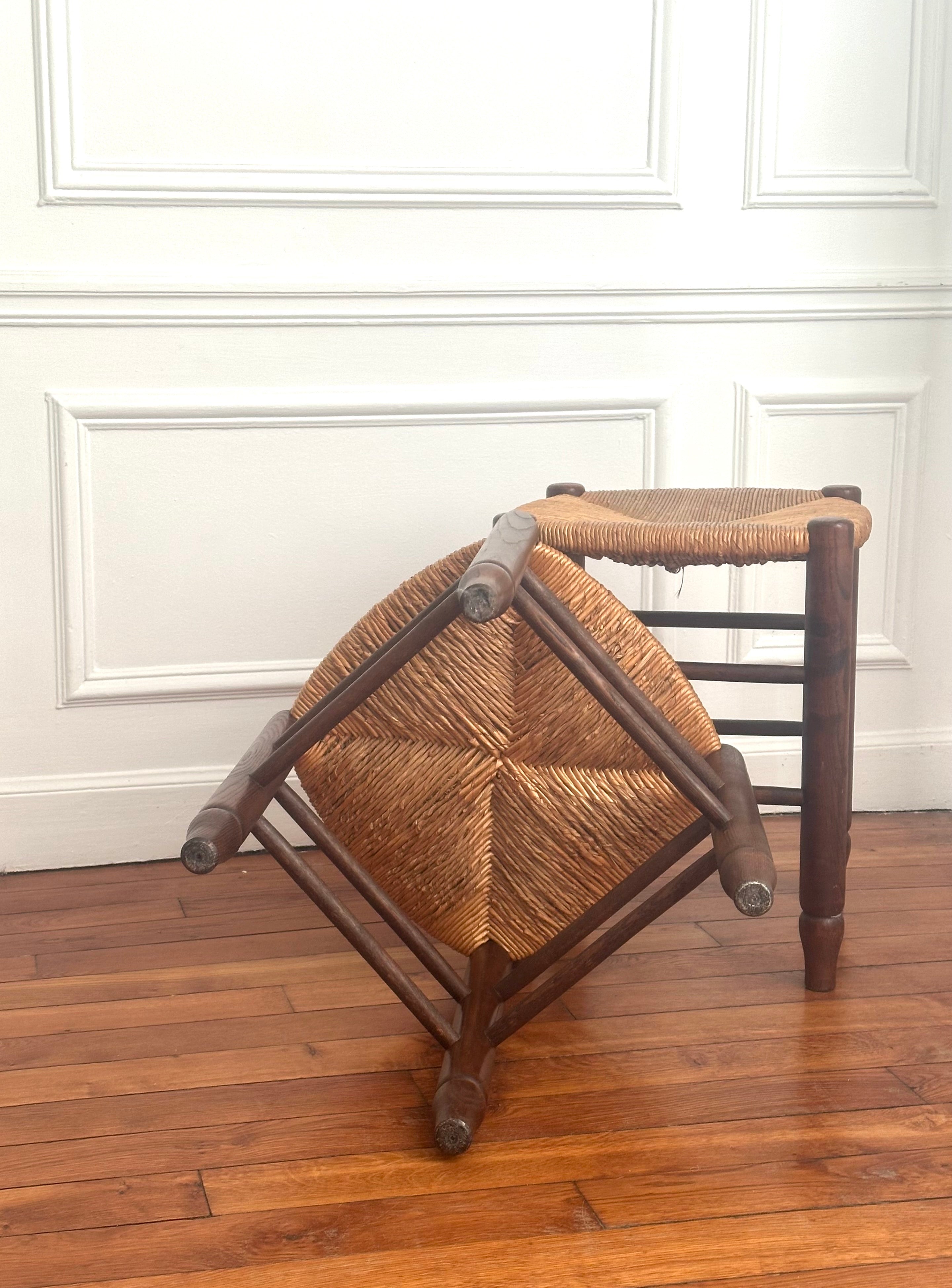 Paire de tabourets français en bois et paille tressée