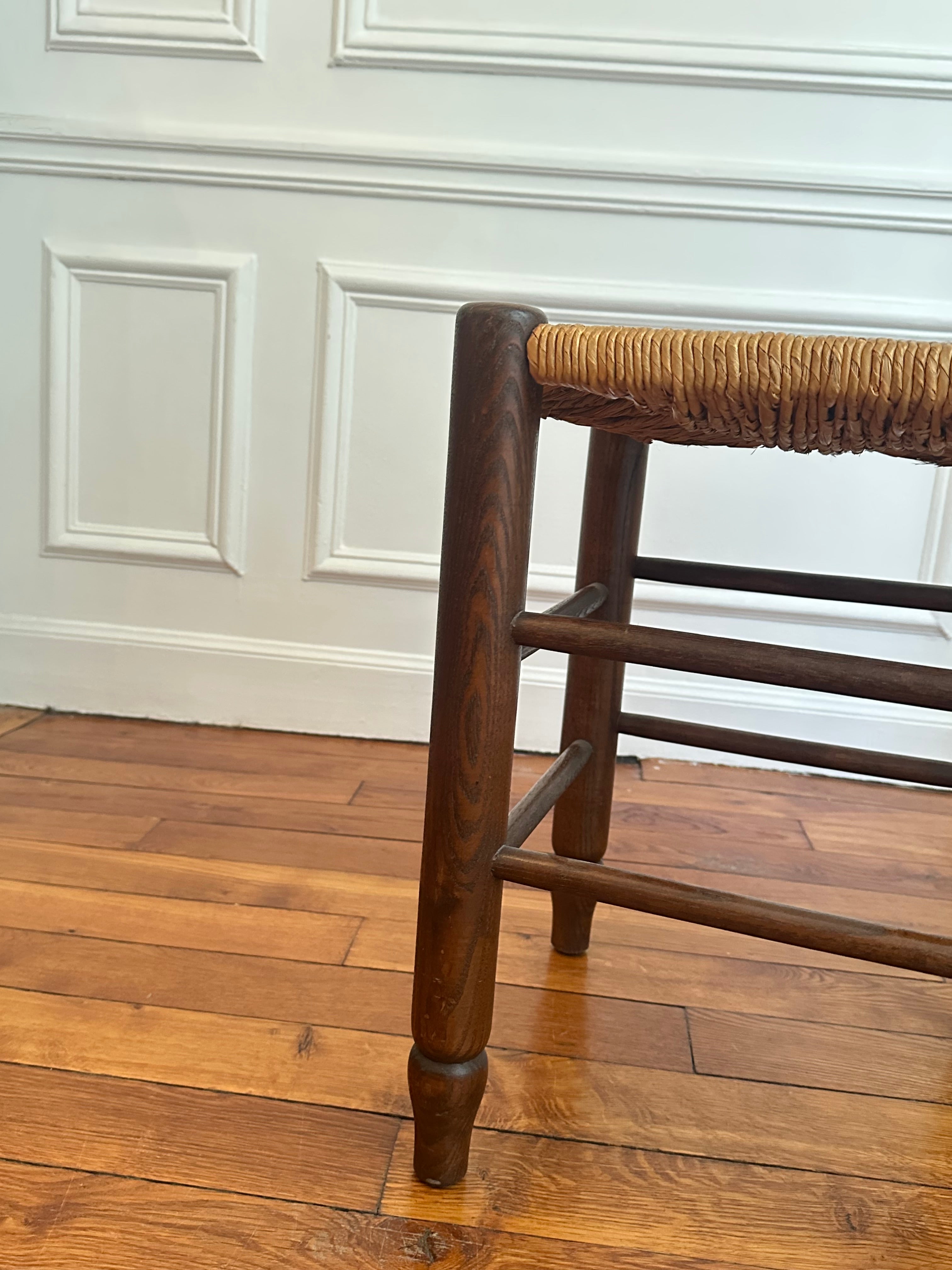 Série de 4 tabourets français en bois et paille tressée