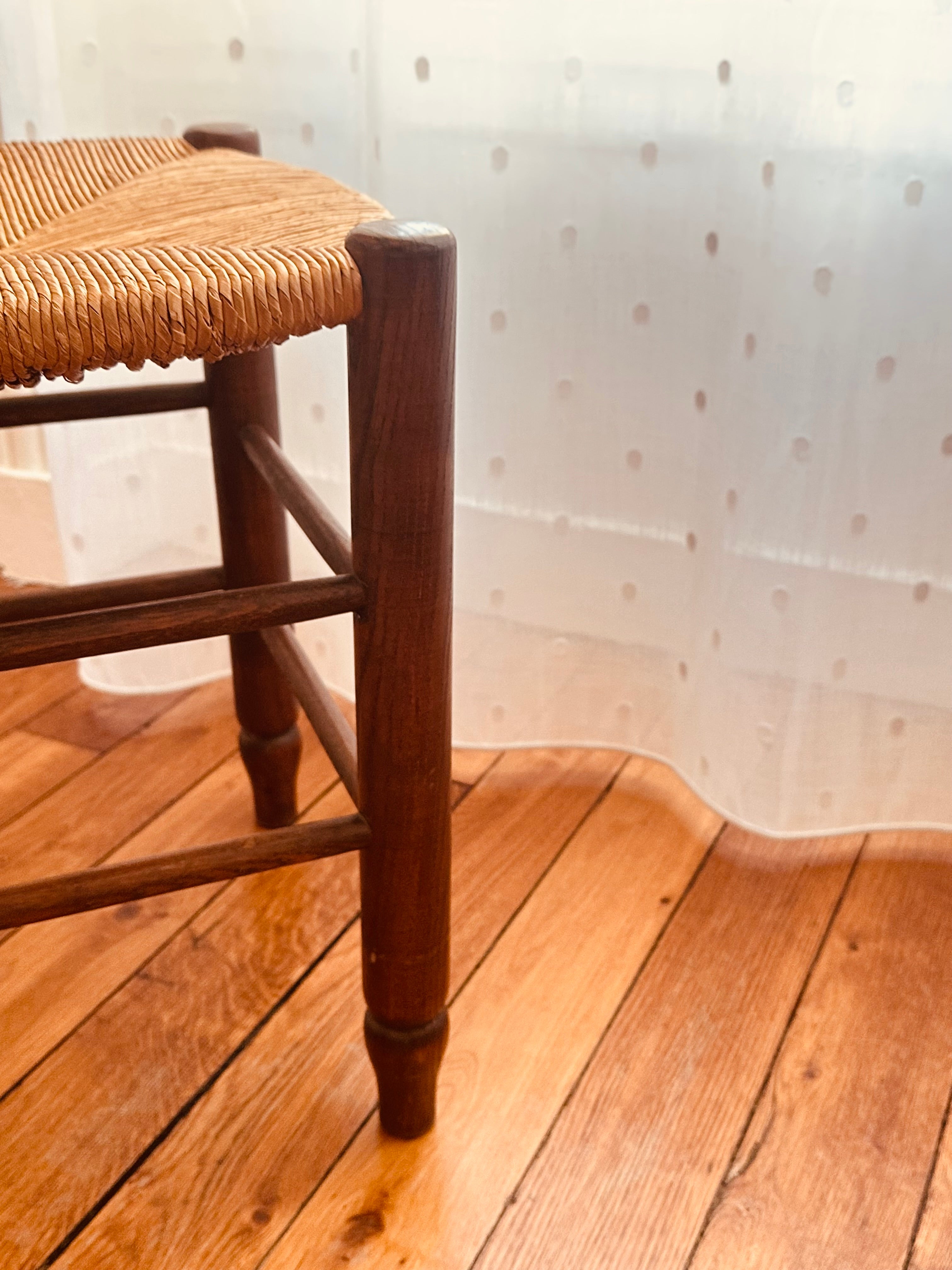 Série de 4 tabourets français en bois et paille tressée