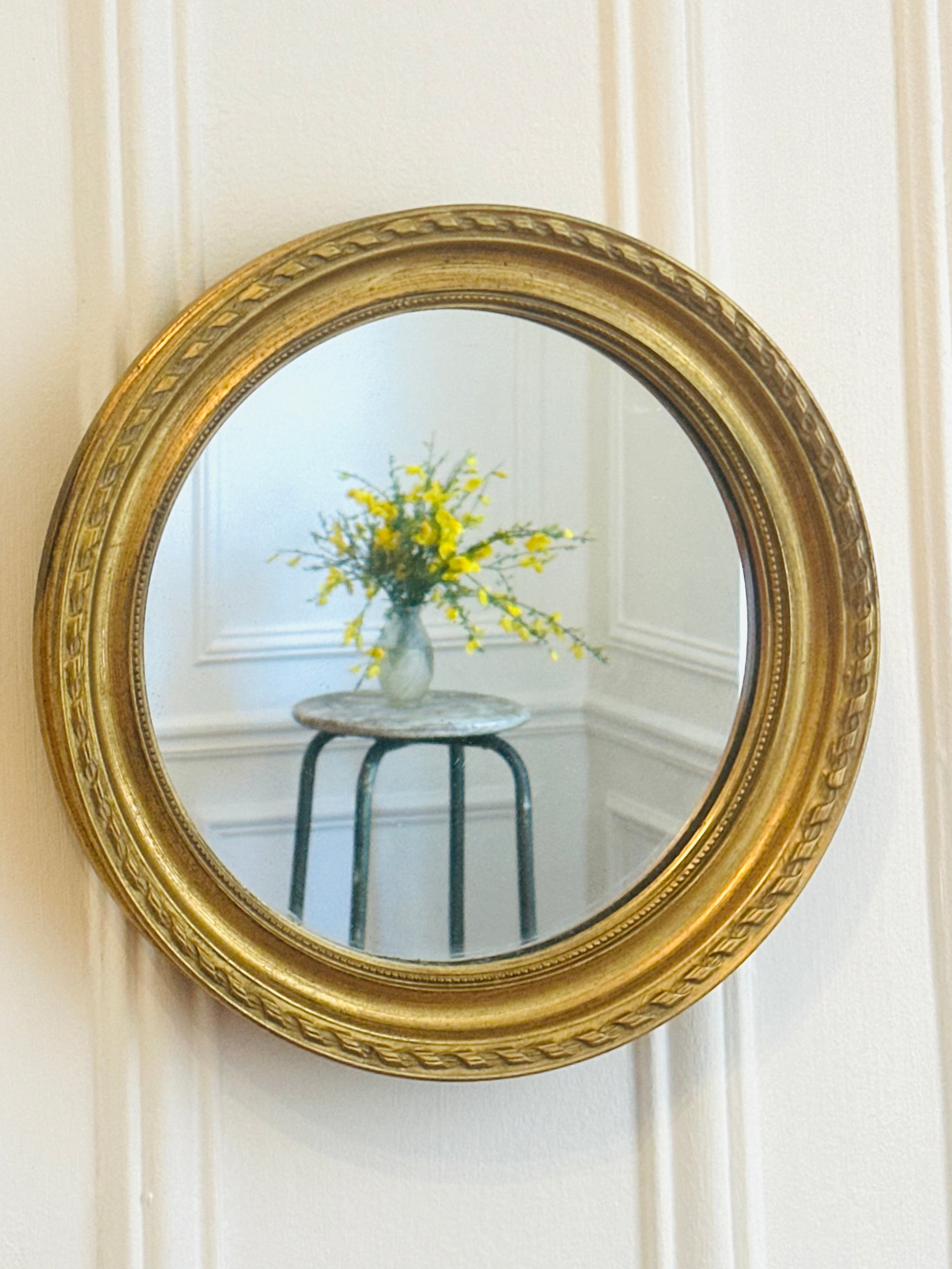 Miroir rond en bois sculpté