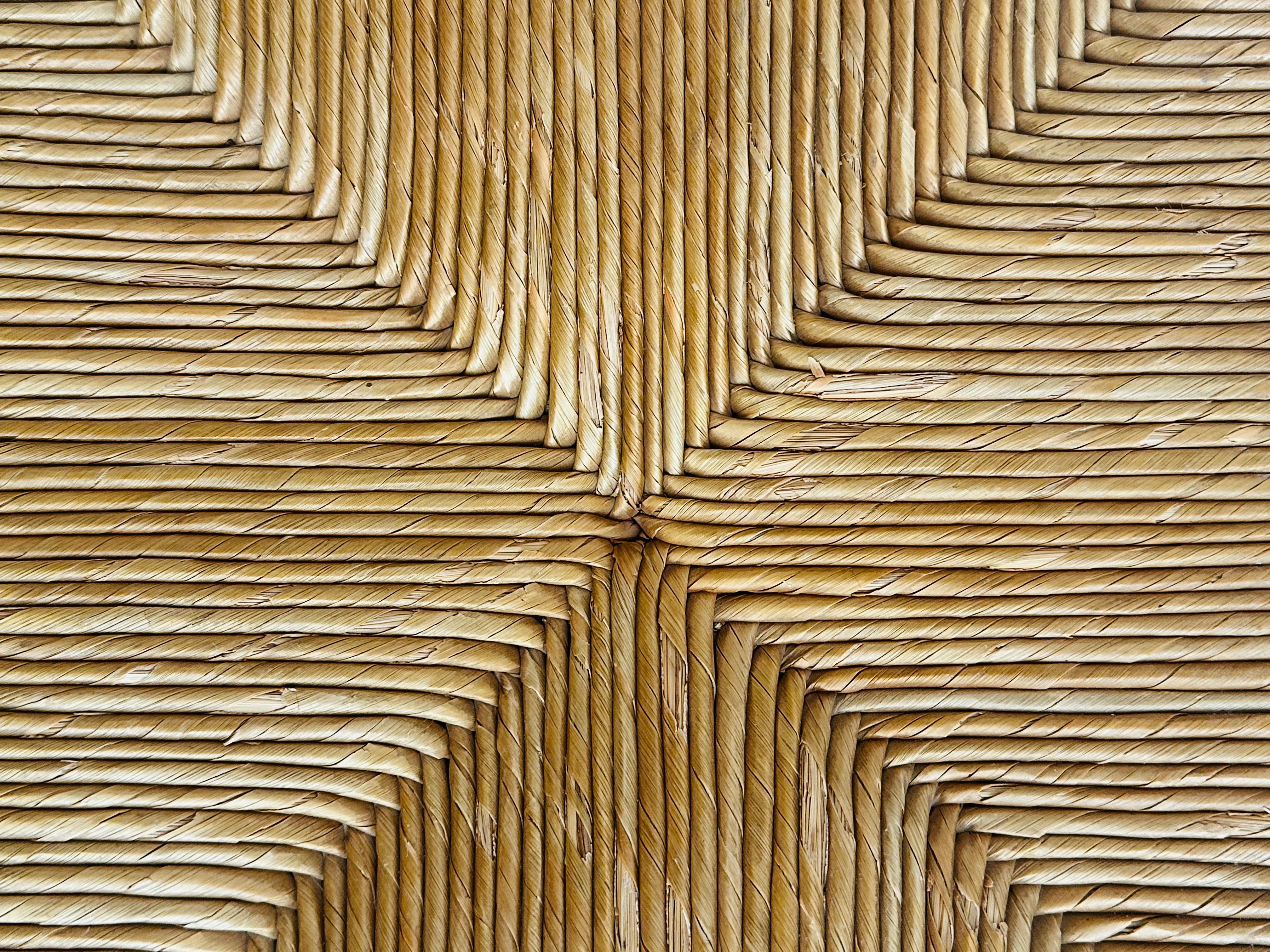 Série de 4 tabourets français en bois et paille tressée